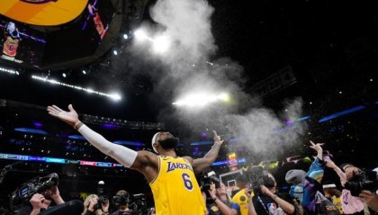 华体会登入-传奇！詹姆斯超越贾巴尔加冕NBA常规赛历史得分王